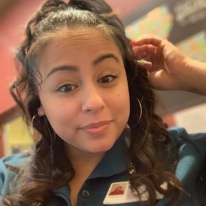 Meet your Posher, Raquel